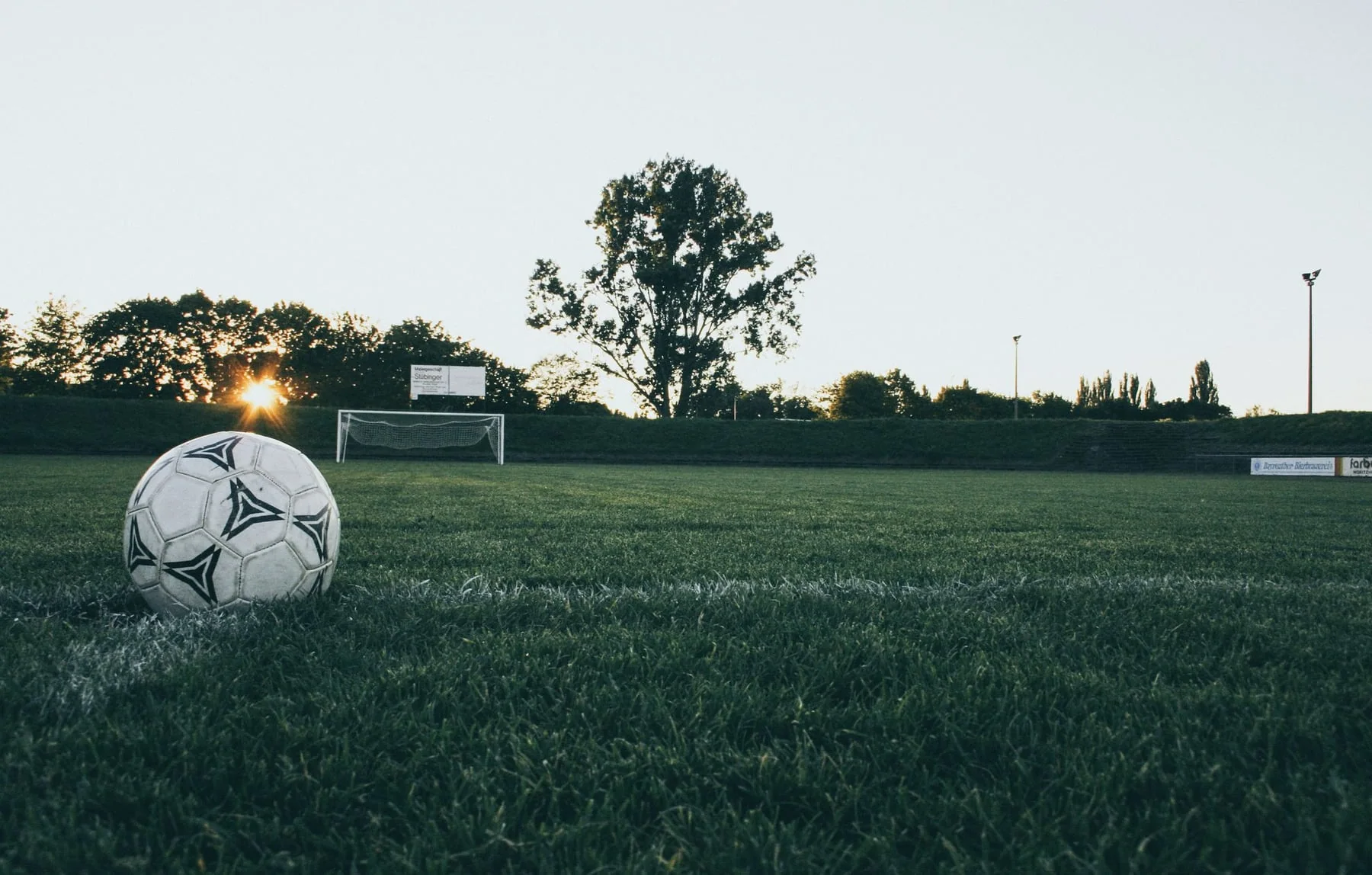Fußballplatz im warmen Abendlicht
