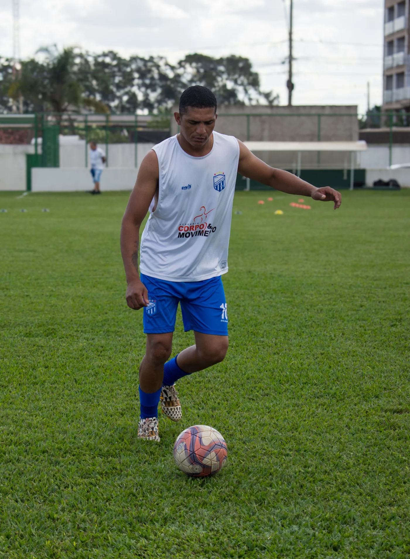 Erwachsener Fußballspieler mit Ball beim Training